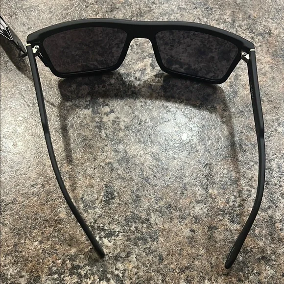 Quay Black Polarized Sunglasses - Picture 4 of 4